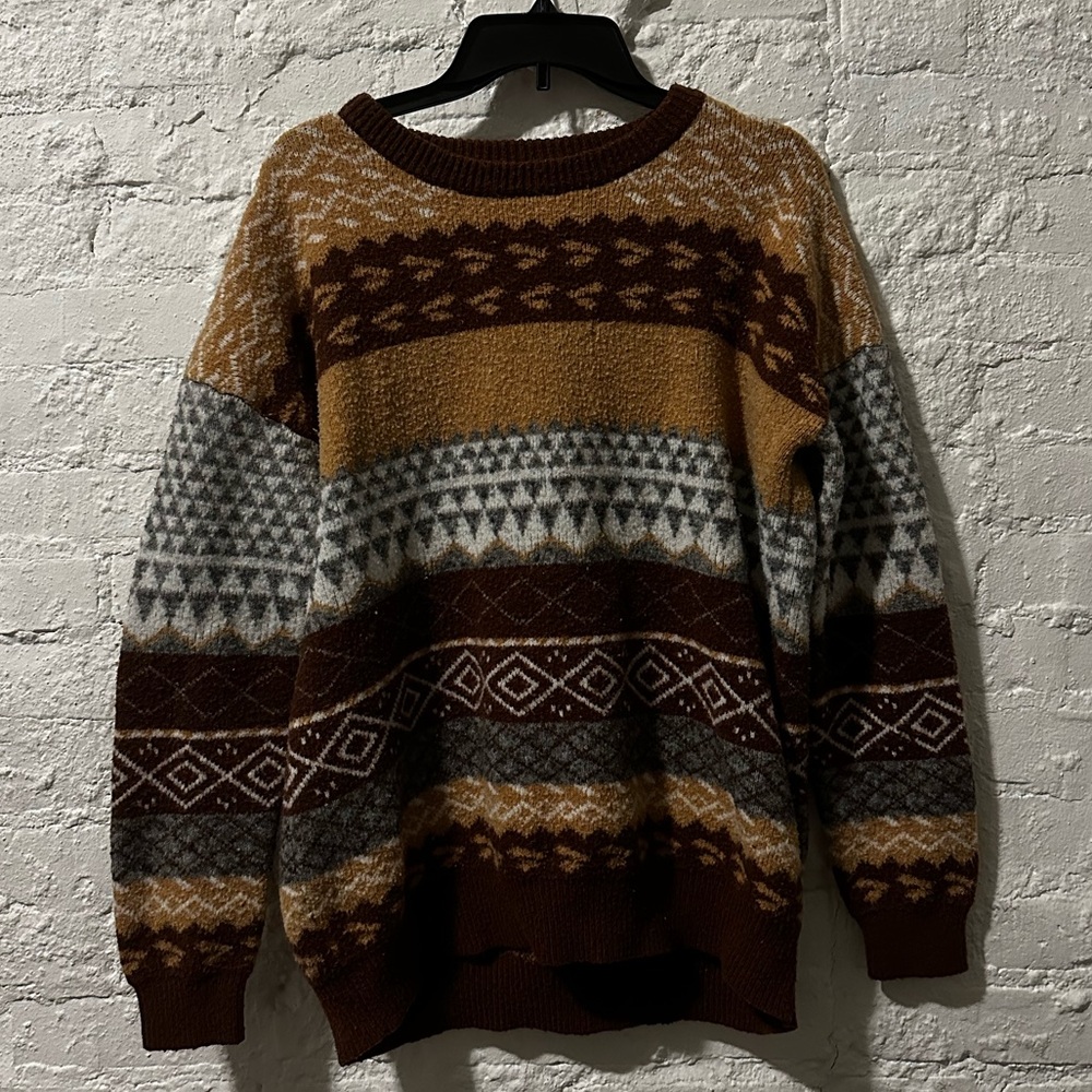 Vintage Knit Style Sweater with Geometric Patterns